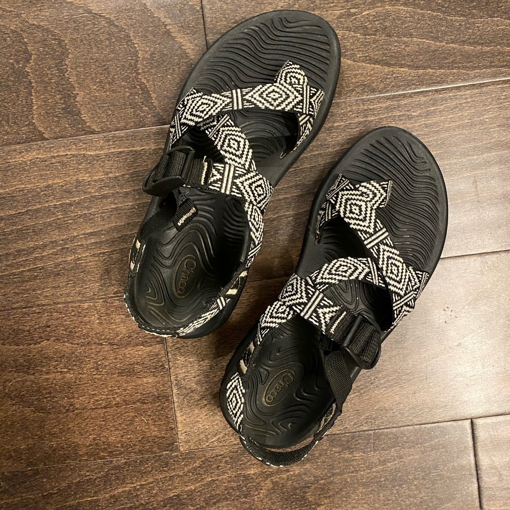 SOLD// Chacos Black & White Aztec Print 7 🖤🤍